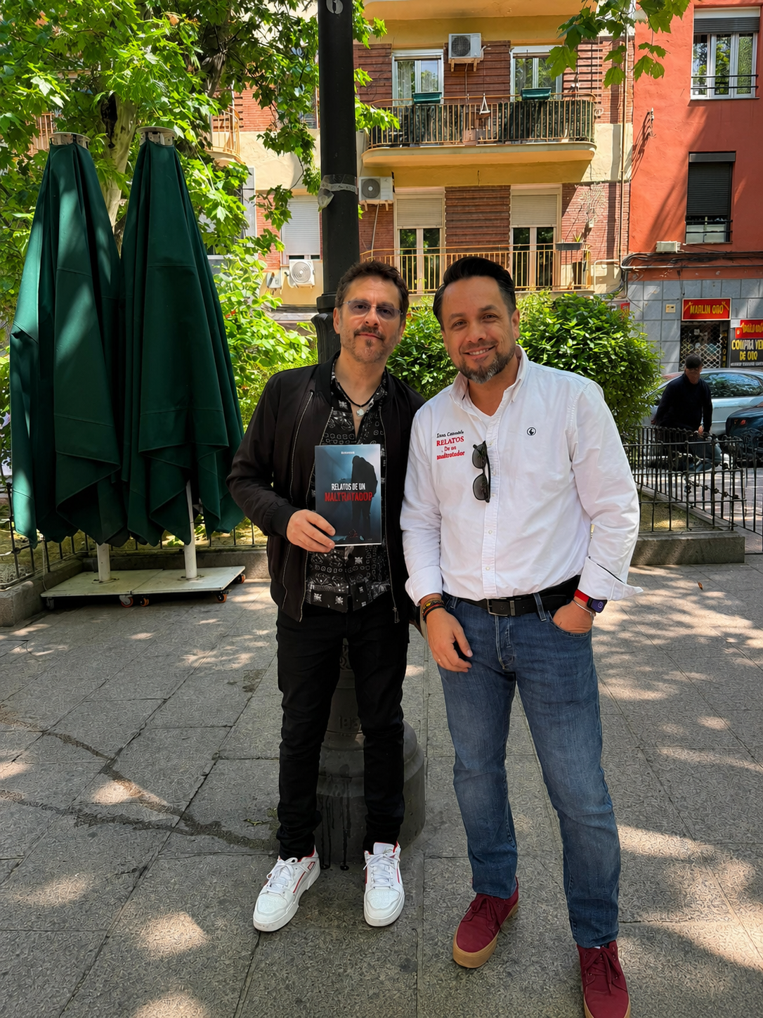 Jota Camacho junto al director Juanma Bajo Ulloa con el libro Relatos de un Maltratador