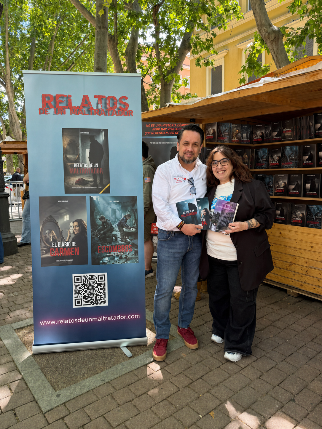 Jota Camacho junto a Mamen en la Feria del Libro de Vallecas