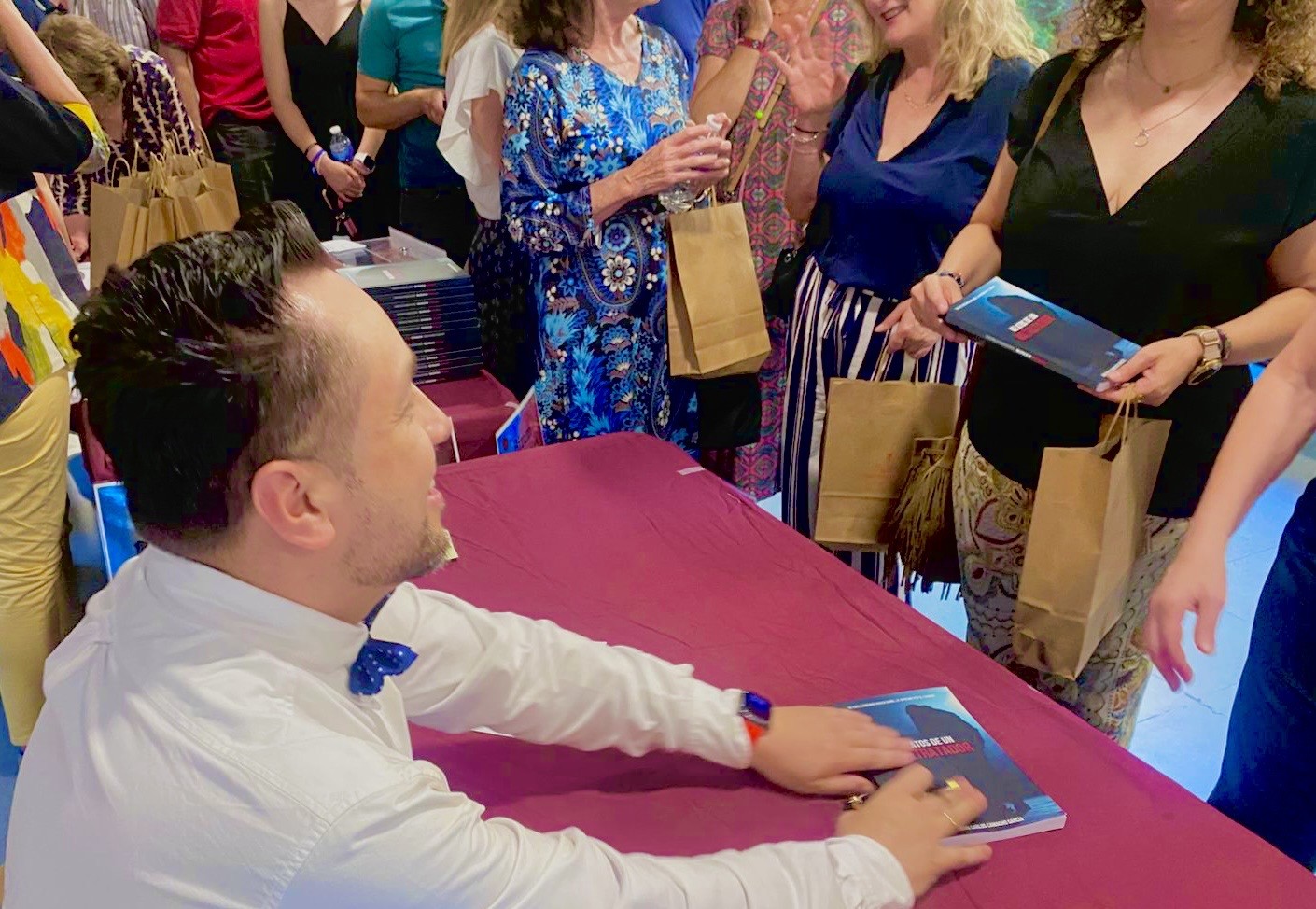 Firma de ejemplares en el lanzamiento