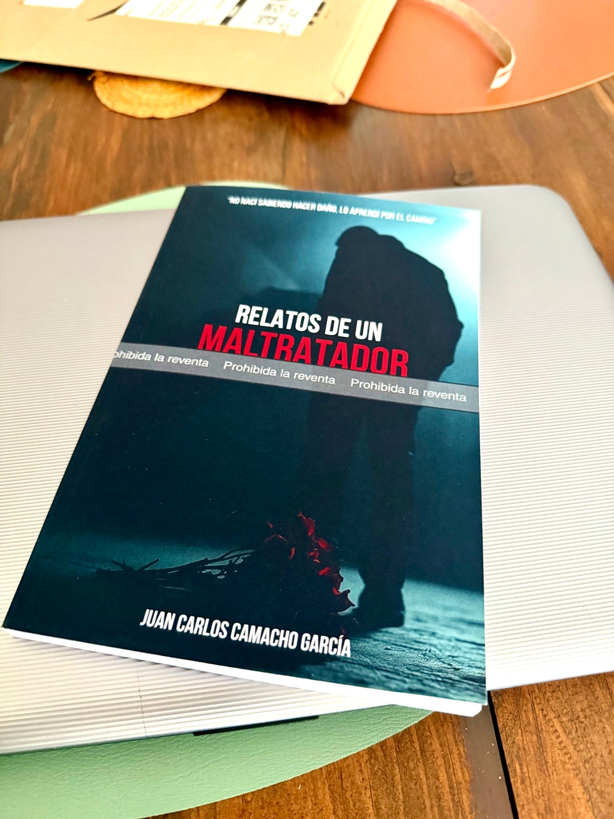 Libro Relatos de un Maltratador recién sacado de la caja